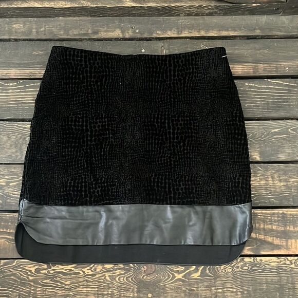 BAR III Women's Velvet/Faux Leather Mini Skirt Size Med - Picture 1 of 7